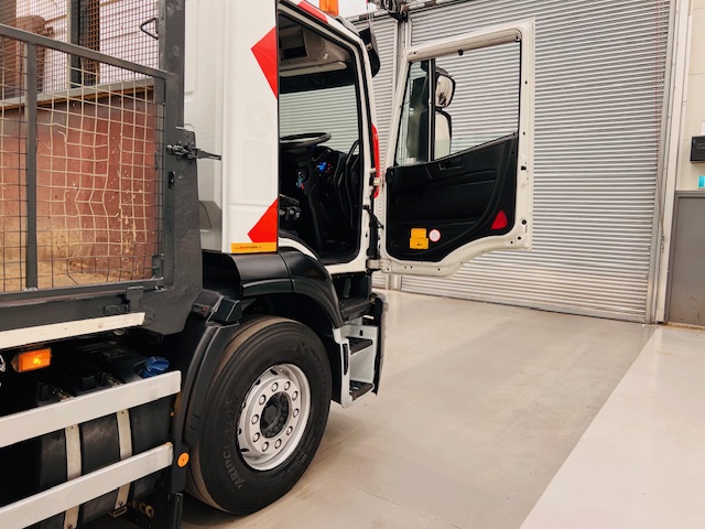 Iveco Stralis 310 Euro 6 6×2 Flatbed Brick Grab