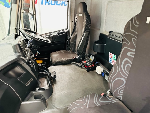 Iveco Stralis 310 6×2 Dropside Brick Grab