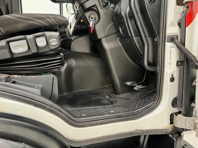 Iveco Stralis 310 6×2 Dropside Brick Grab