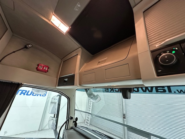 Volvo FH 500 6×2 Tractor Unit Safari Edition