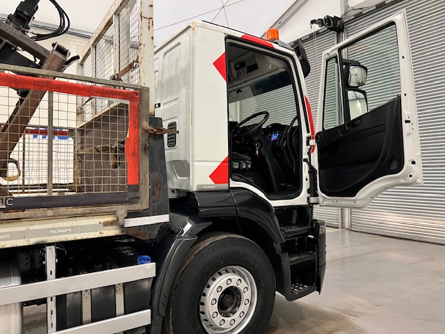 Iveco Stralis 310 6×2 Dropside Brick Grab