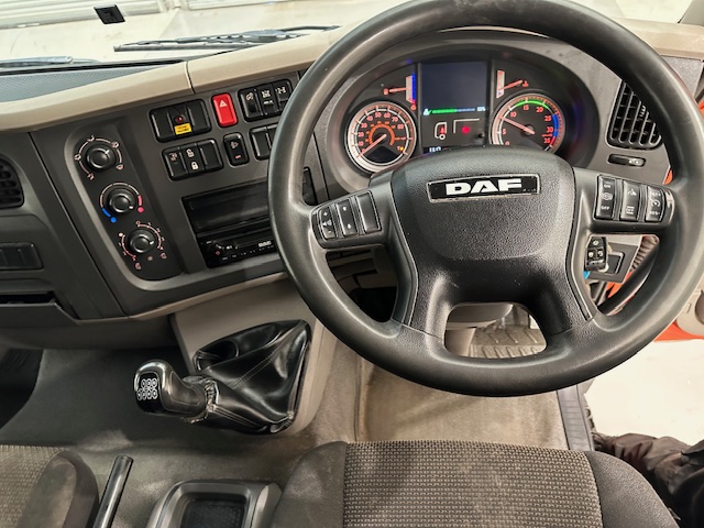 DAF LF 220 Day Cab Dropside Brick Grab