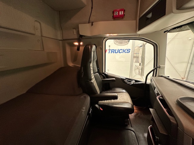 Volvo FH 500 6×2 Midlift Tractor Unit