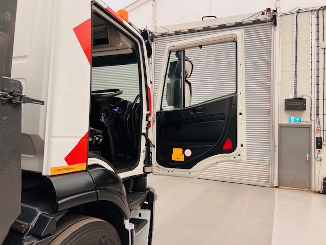 Iveco Stralis 310 Euro 6 6×2 Flatbed Brick Grab