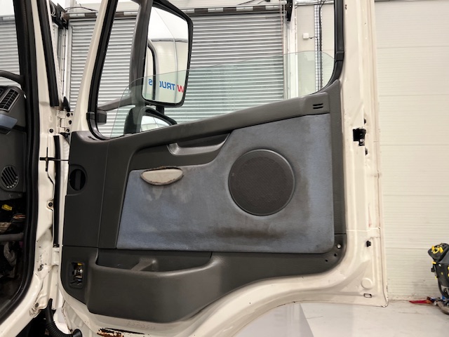 Volvo FM 400 8×4 Steel Tipper Grab Manual