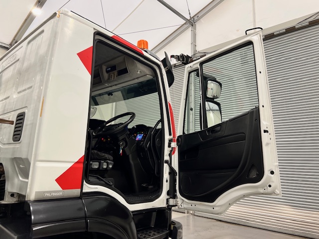 Iveco Stralis 310 6×2 Dropside Brick Grab