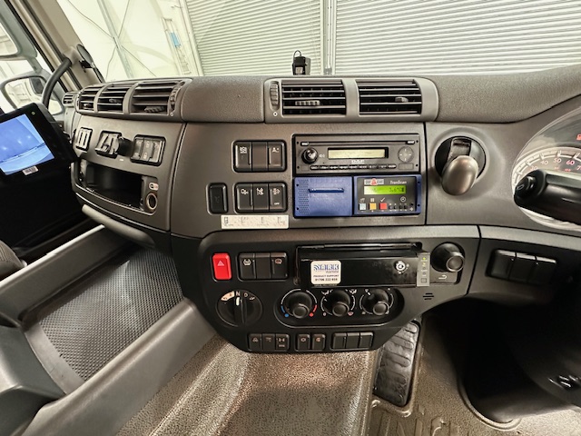 DAF CF 370 6×2 Sleeper Cab Fridge Box