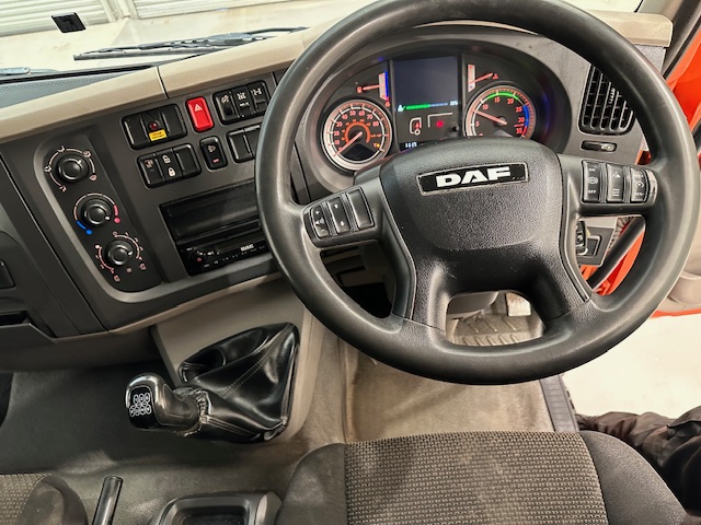 DAF LF 220 Day Cab Dropside Brick Grab