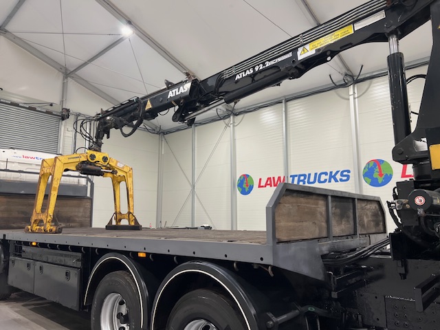 Scania R420 8×2 Rear Lift Brick Grab Drawbar
