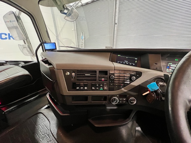 Volvo FH 500 6×2 Midlift Tractor Unit
