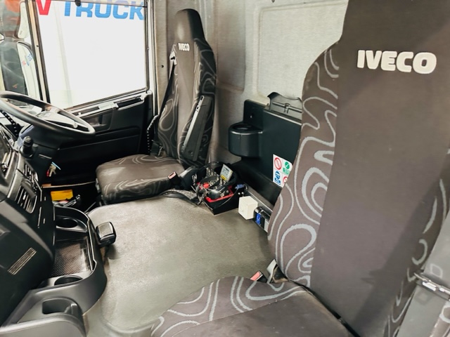 Iveco Stralis 310 6×2 Dropside Brick Grab