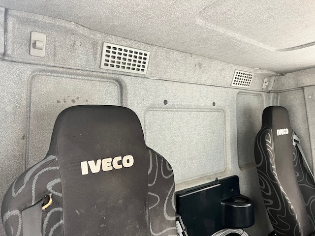 Iveco Stralis 310 6×2 Dropside Brick Grab