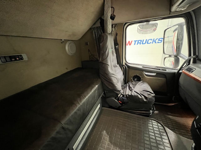 Volvo FH 480 6×2 Rear Lift Tractor Unit