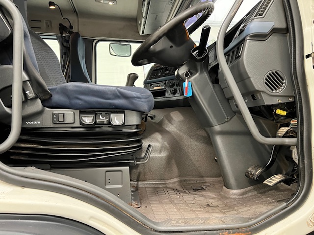 Volvo FM 400 8×4 Steel Tipper Grab Manual