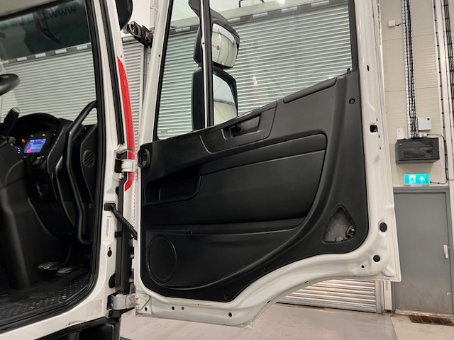 Iveco Stralis 310 6×2 Dropside Brick Grab