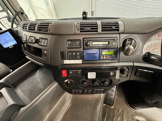 DAF CF 370 6×2 Sleeper Cab Fridge Box