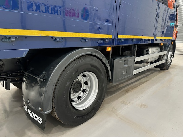 DAF LF 220 Day Cab Dropside Brick Grab