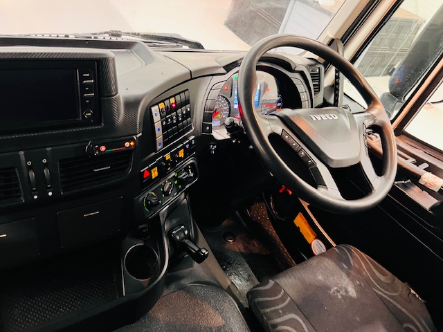 Iveco Stralis 310 Euro 6 6×2 Dropside Brick Grab