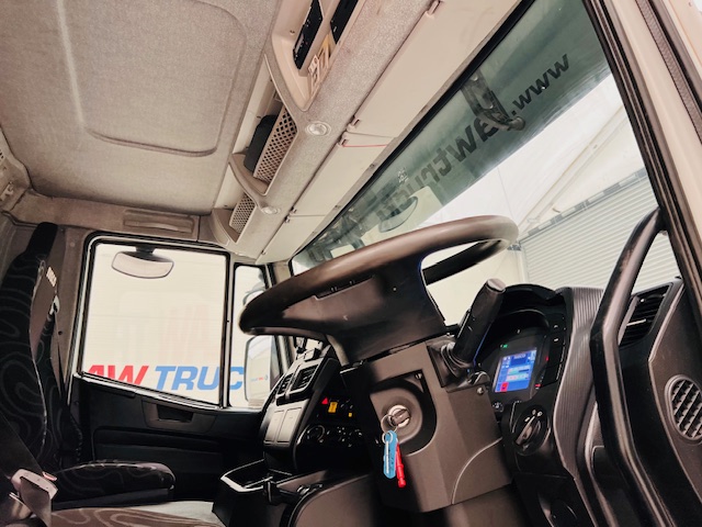 Iveco Stralis 310 Euro 6 6×2 Flatbed Brick Grab