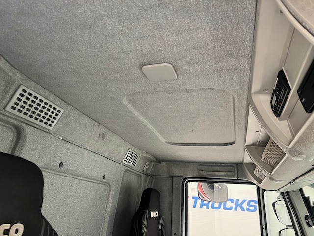 Iveco Stralis 310 6×2 Dropside Brick Grab