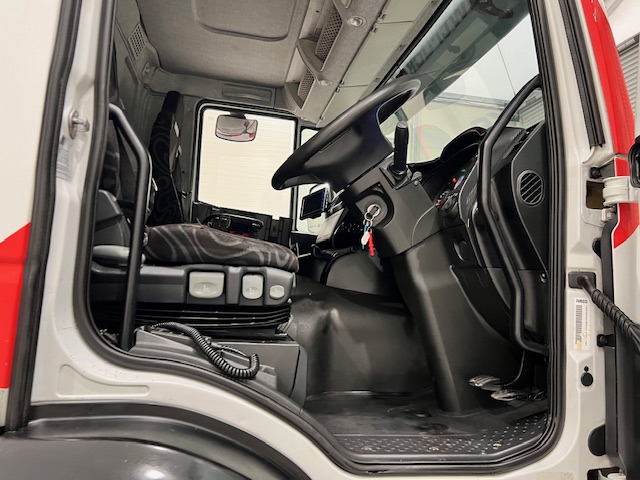 Iveco Stralis 310 6×2 Dropside Brick Grab