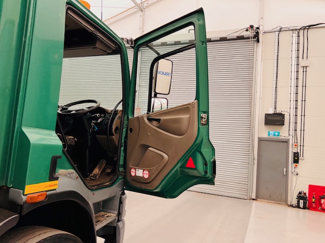 DAF CF75 310 Rear Lift Day Cab Dropside Brick Grab