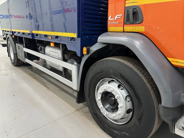 DAF LF 220 Day Cab Dropside Brick Grab