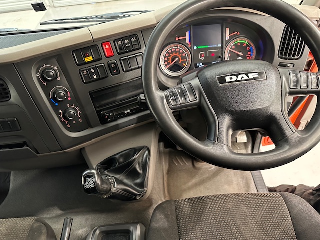 DAF LF 220 Day Cab Dropside Brick Grab