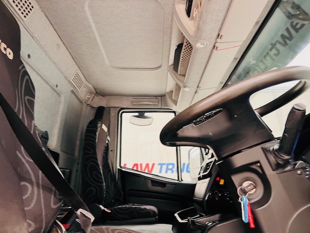 Iveco Stralis 310 Euro 6 6×2 Flatbed Brick Grab