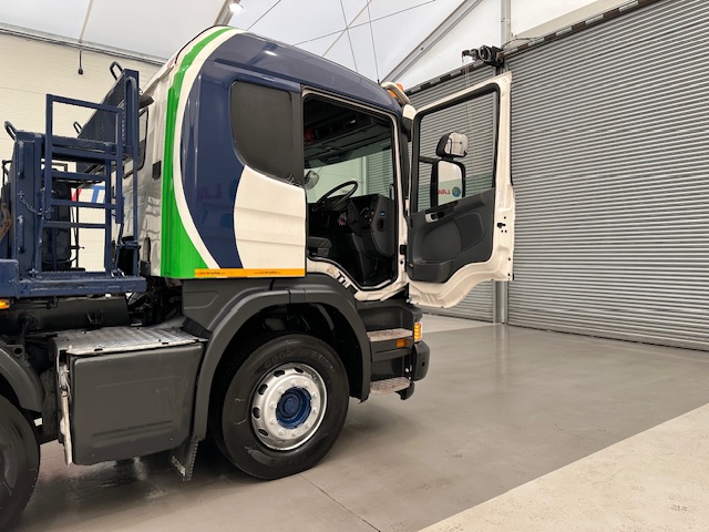 Scania P370 8×4 Sleeper Cab Skip Loader