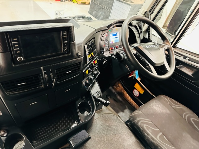 Iveco Stralis 310 6×2 Dropside Brick Grab