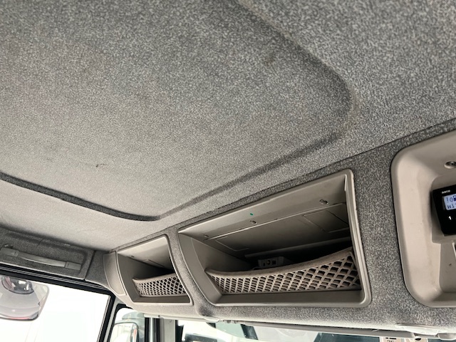 Iveco Stralis 310 6×2 Dropside Brick Grab