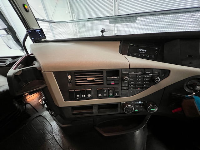 Volvo FH 500 6×2 Sleeper Cab Tractor Unit PTO
