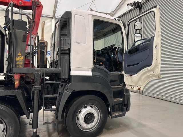 Hino 700 3241 8×4 Sleeper Cab Steel Tipper Grab