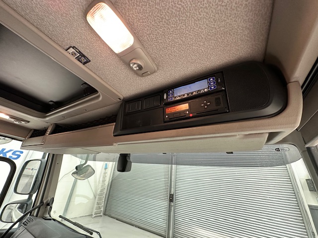 DAF CF 370 6×2 Sleeper Cab Fridge Box
