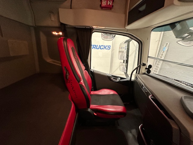 Volvo FH 500 6×2 Tractor Unit Safari Edition