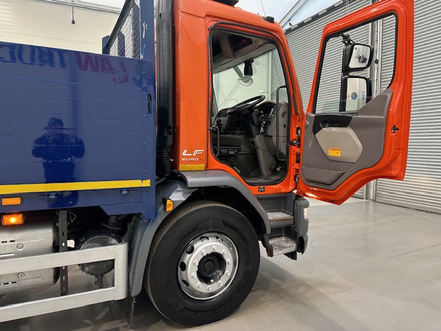 DAF LF 220 Day Cab Dropside Brick Grab