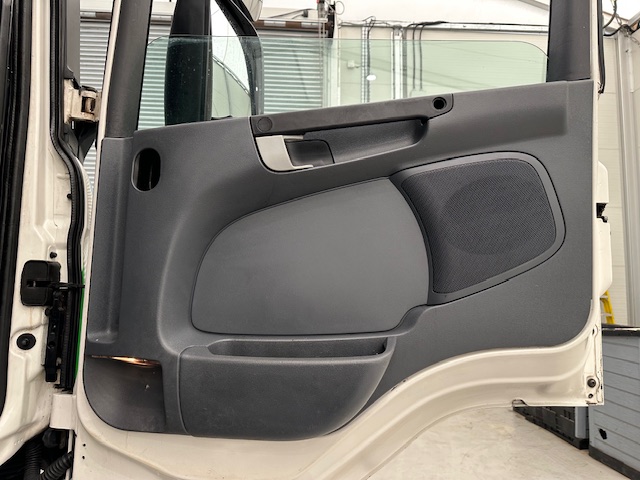 Scania P370 8×4 Sleeper Cab Skip Loader