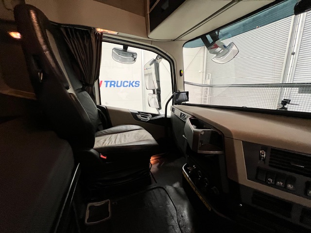 Volvo FH 500 6×2 Sleeper Cab Tractor Unit PTO