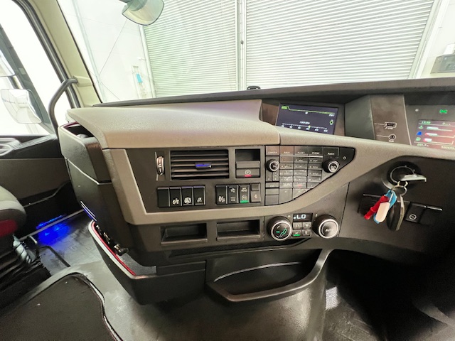 Volvo FH 460 6×2 Midlift Tractor Unit