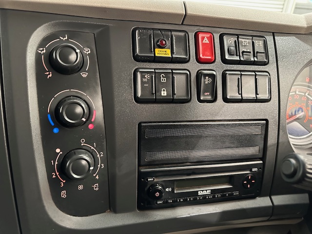 DAF LF 220 Day Cab Dropside Brick Grab