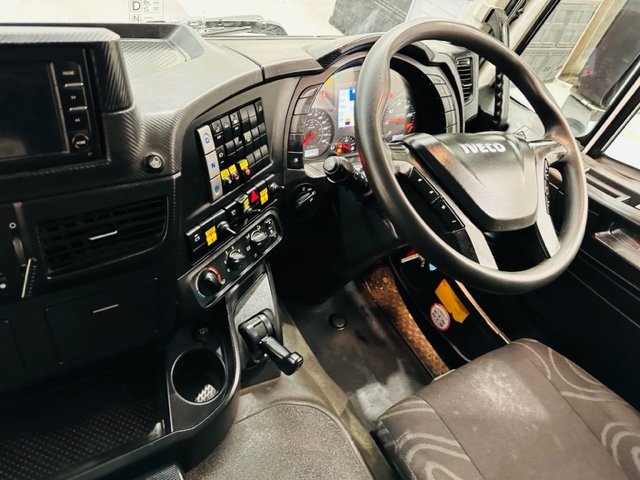 Iveco Stralis 310 6×2 Dropside Brick Grab