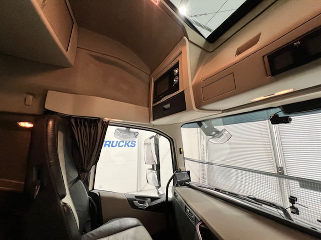 Volvo FH 500 6×2 Sleeper Cab Tractor Unit PTO