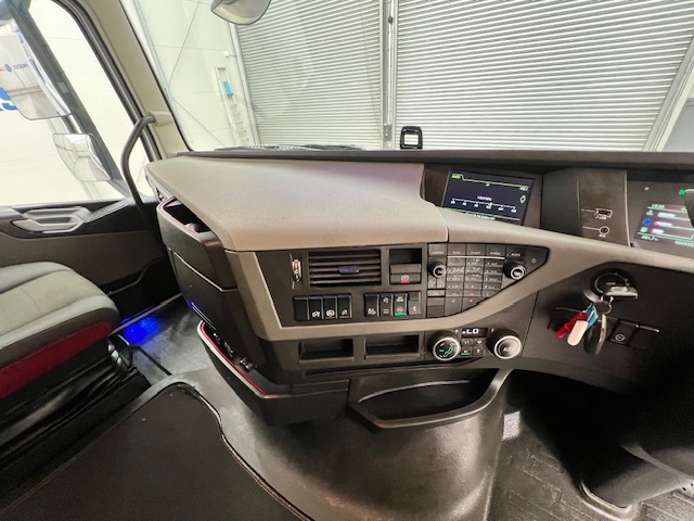 Volvo FH 460 6×2 Midlift Tractor Unit