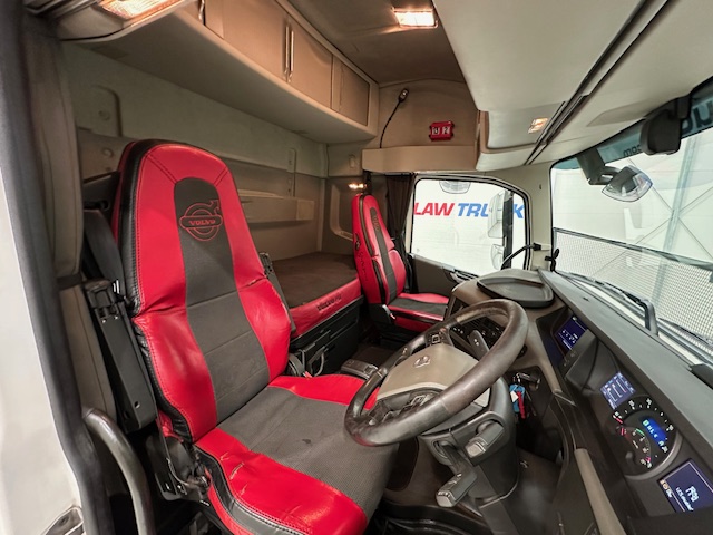 Volvo FH 500 6×2 Tractor Unit Safari Edition