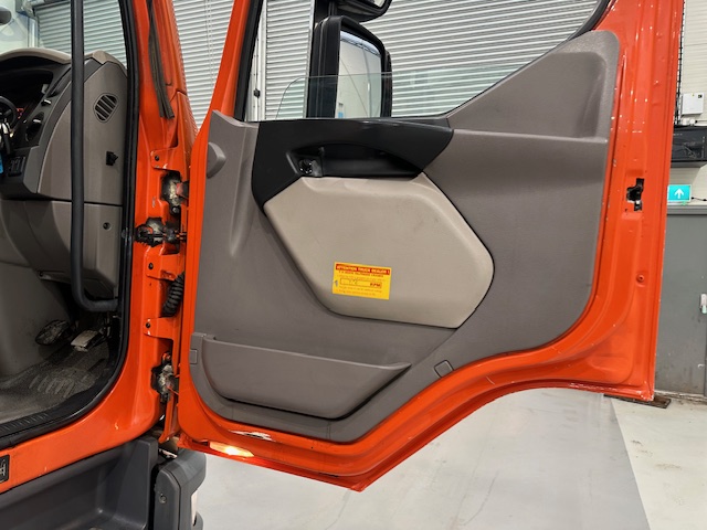 DAF LF 220 Day Cab Dropside Brick Grab