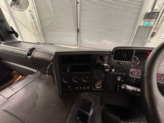 Scania P280 6×2 Rear Lift Day Cab Fridge Box