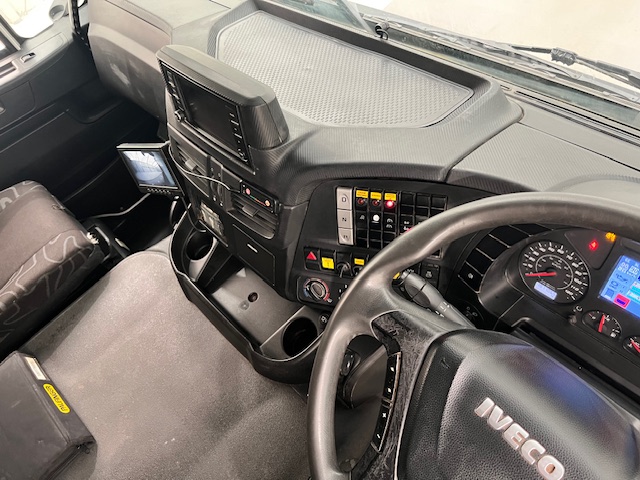 Iveco Stralis 310 6×2 Dropside Brick Grab