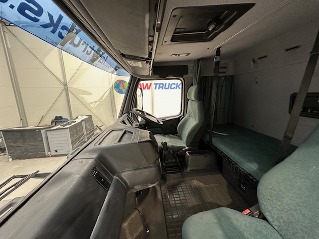 Volvo FH12 420 4×2 Caravan Transporter