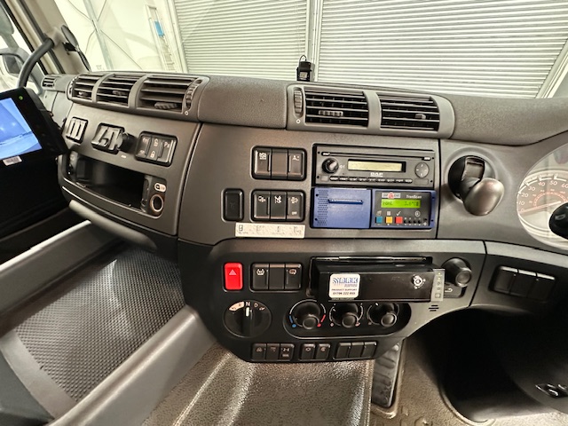 DAF CF 370 6×2 Sleeper Cab Fridge Box